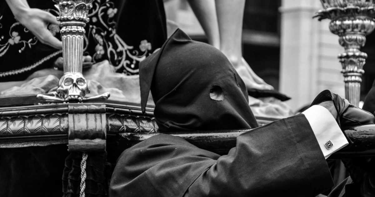 Teschi, cappucci e un nome terrificante: � la confraternita "della Morte dal Sacco Nero"